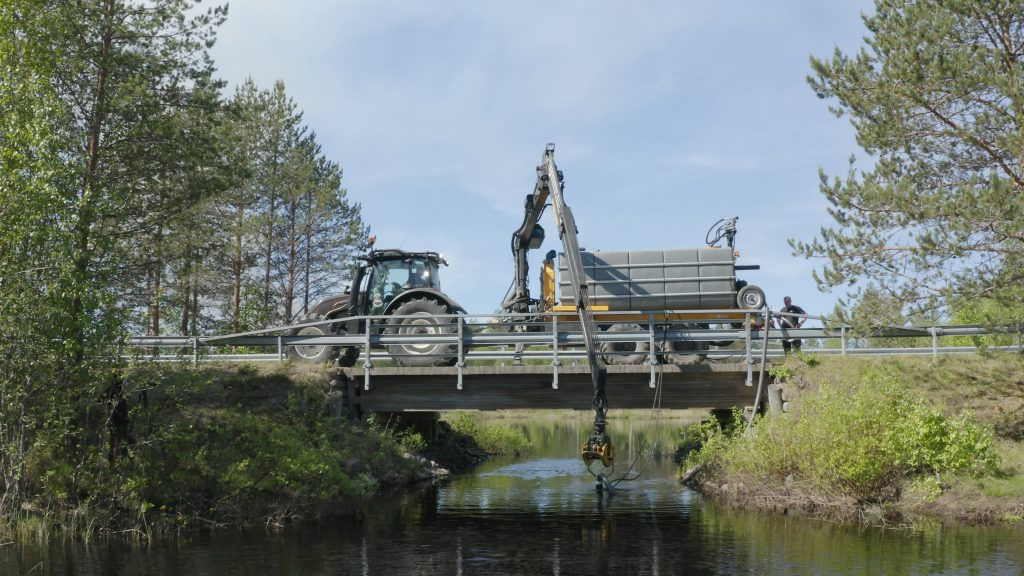 A versatile firefighting solution: the Kesla Hydrax fills the extinguishing water tank on the bridge using a Reini-1R pump. Water pressure for firefighting is generated with a Reini-PP3 pump. The Hydrax is equipped with a tractor-controlled water cannon and also allows a hose and nozzle to be connected for manual firefighting operations.